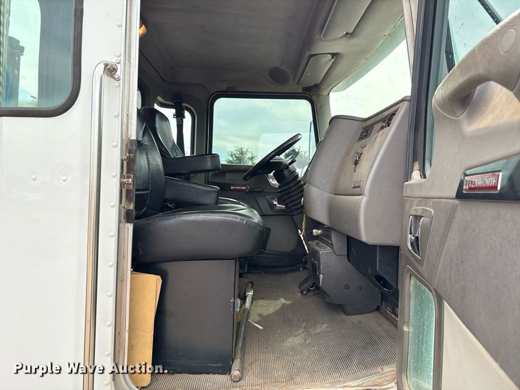 image for item HI9265 2009 Kenworth T370 semi truck