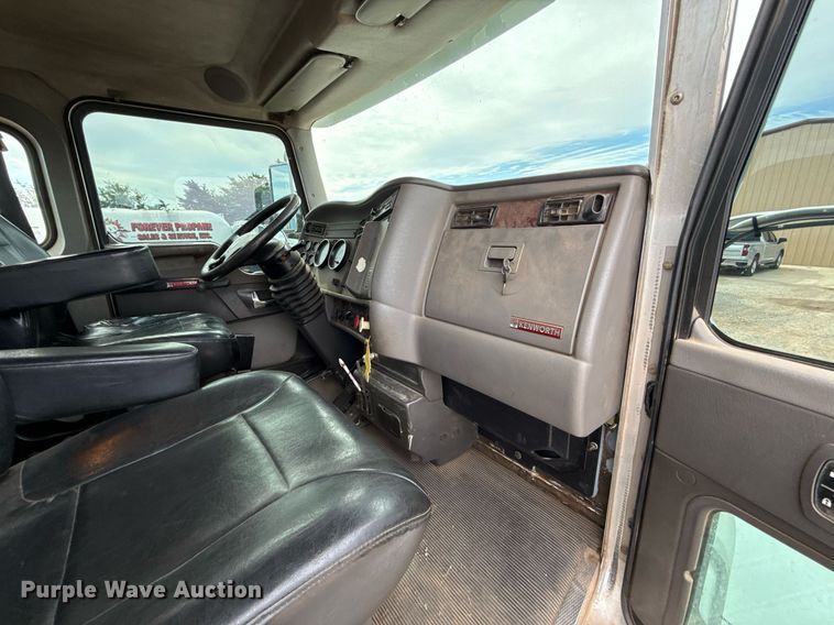 image for item HI9265 2009 Kenworth T370 semi truck