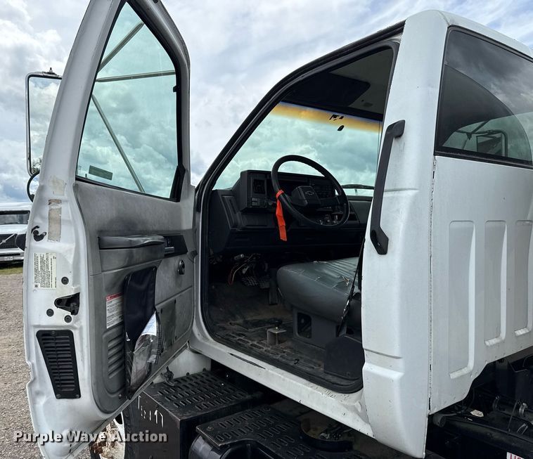 image for item HI9276 1998 Chevrolet C7500 truck cab and chassis