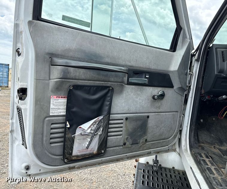 image for item HI9276 1998 Chevrolet C7500 truck cab and chassis