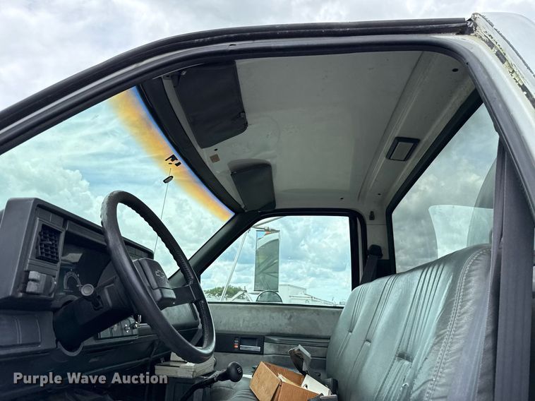 image for item HI9276 1998 Chevrolet C7500 truck cab and chassis