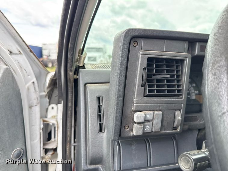 image for item HI9276 1998 Chevrolet C7500 truck cab and chassis