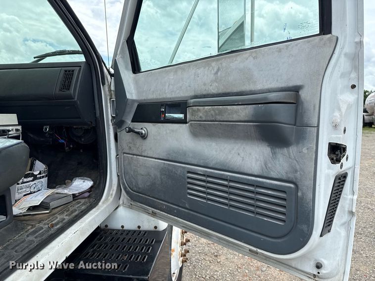 image for item HI9276 1998 Chevrolet C7500 truck cab and chassis