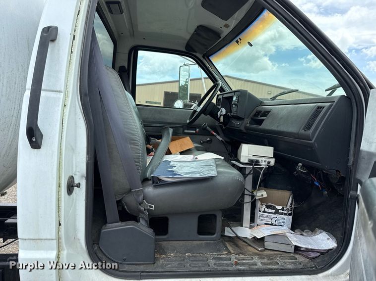 image for item HI9276 1998 Chevrolet C7500 truck cab and chassis