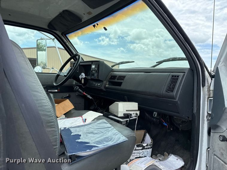 image for item HI9276 1998 Chevrolet C7500 truck cab and chassis