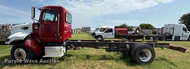 image for item HI9278 2007 Peterbilt 335 truck cab and chassis