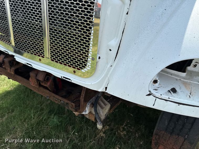 image for item HI9278 2007 Peterbilt 335 truck cab and chassis