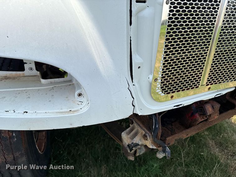 image for item HI9278 2007 Peterbilt 335 truck cab and chassis