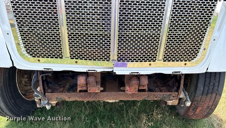 image for item HI9278 2007 Peterbilt 335 truck cab and chassis