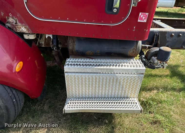 image for item HI9278 2007 Peterbilt 335 truck cab and chassis