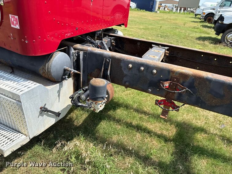 image for item HI9278 2007 Peterbilt 335 truck cab and chassis