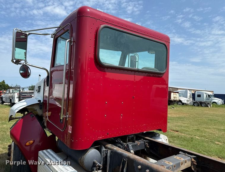 image for item HI9278 2007 Peterbilt 335 truck cab and chassis