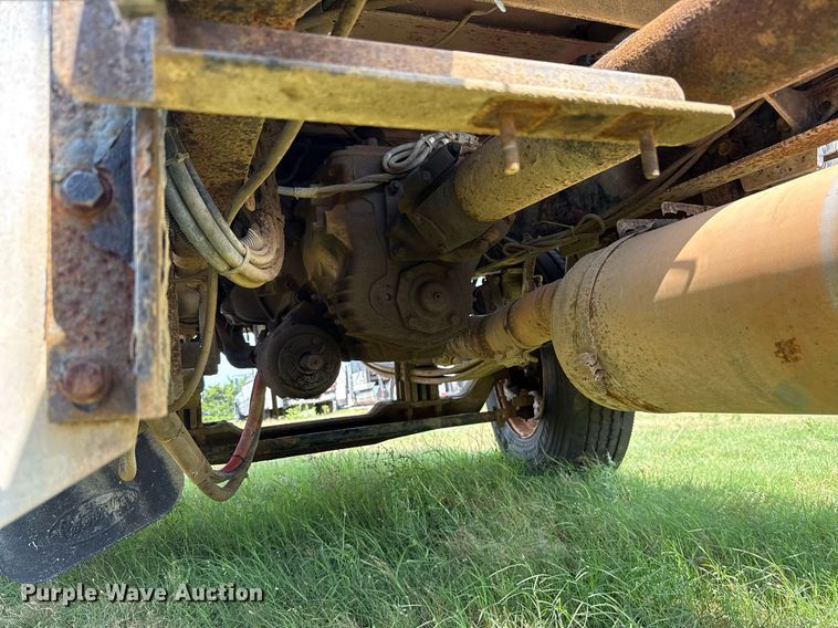 image for item HI9278 2007 Peterbilt 335 truck cab and chassis