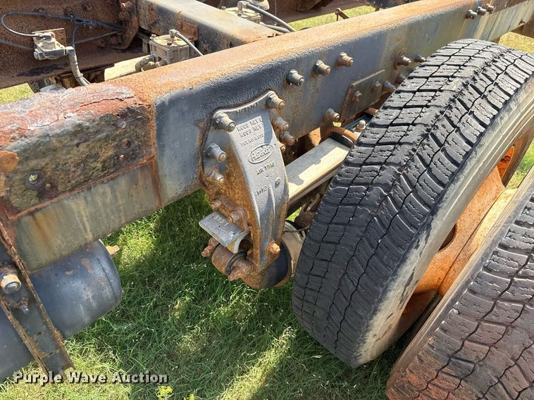 image for item HI9278 2007 Peterbilt 335 truck cab and chassis