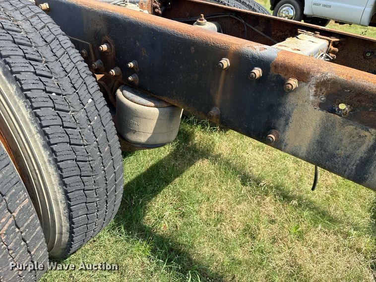 image for item HI9278 2007 Peterbilt 335 truck cab and chassis