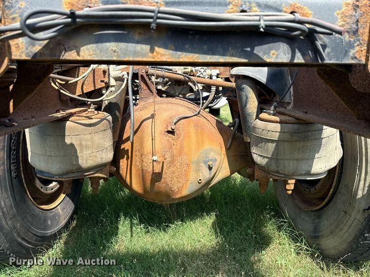 image for item HI9278 2007 Peterbilt 335 truck cab and chassis