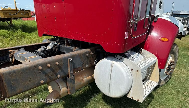 image for item HI9278 2007 Peterbilt 335 truck cab and chassis