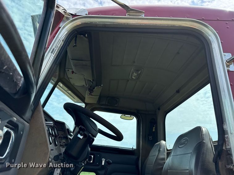 image for item HI9278 2007 Peterbilt 335 truck cab and chassis