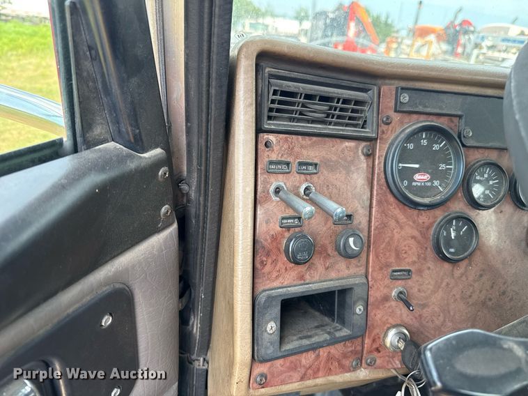 image for item HI9278 2007 Peterbilt 335 truck cab and chassis