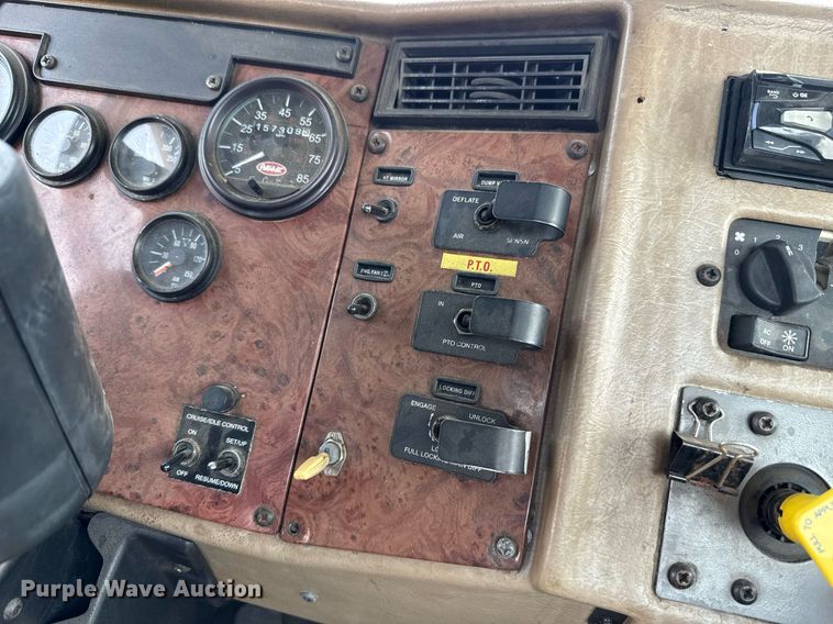 image for item HI9278 2007 Peterbilt 335 truck cab and chassis