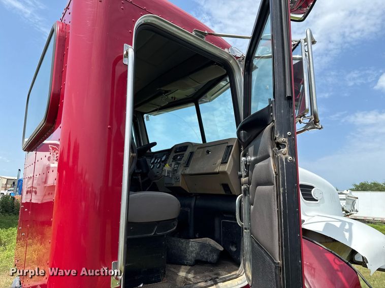 image for item HI9278 2007 Peterbilt 335 truck cab and chassis