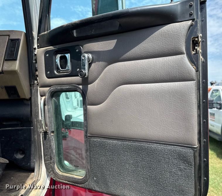 image for item HI9278 2007 Peterbilt 335 truck cab and chassis