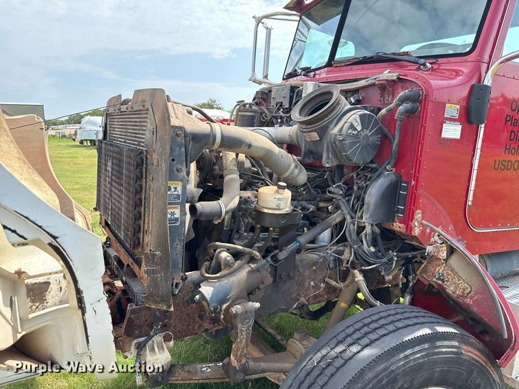 image for item HI9278 2007 Peterbilt 335 truck cab and chassis