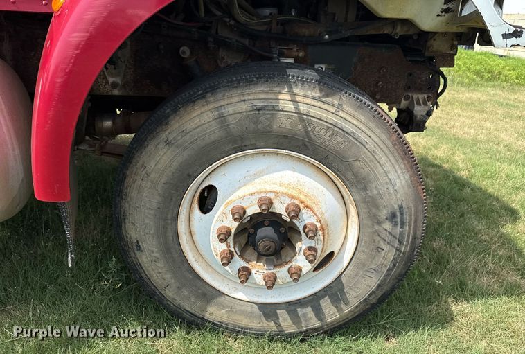 image for item HI9278 2007 Peterbilt 335 truck cab and chassis