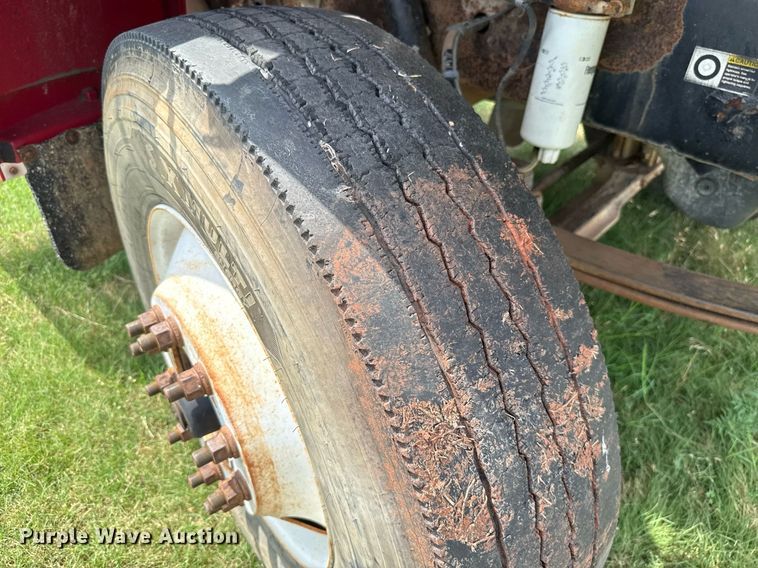 image for item HI9278 2007 Peterbilt 335 truck cab and chassis