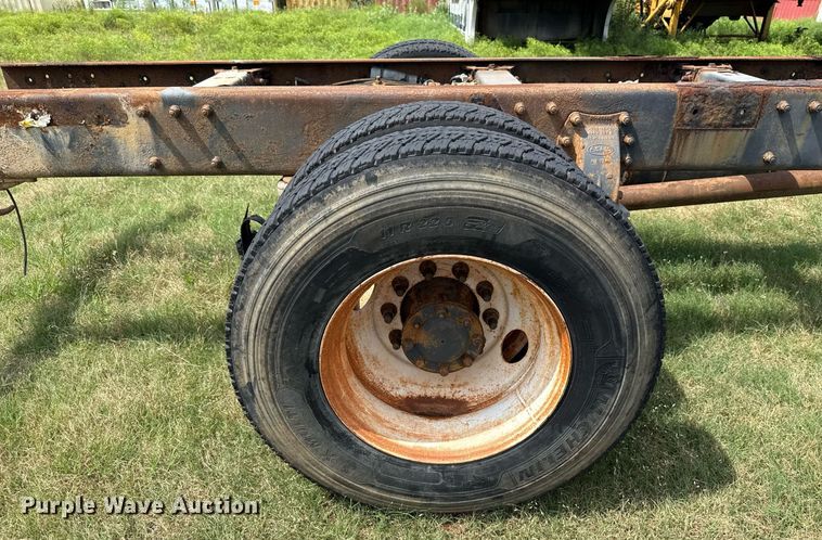 image for item HI9278 2007 Peterbilt 335 truck cab and chassis