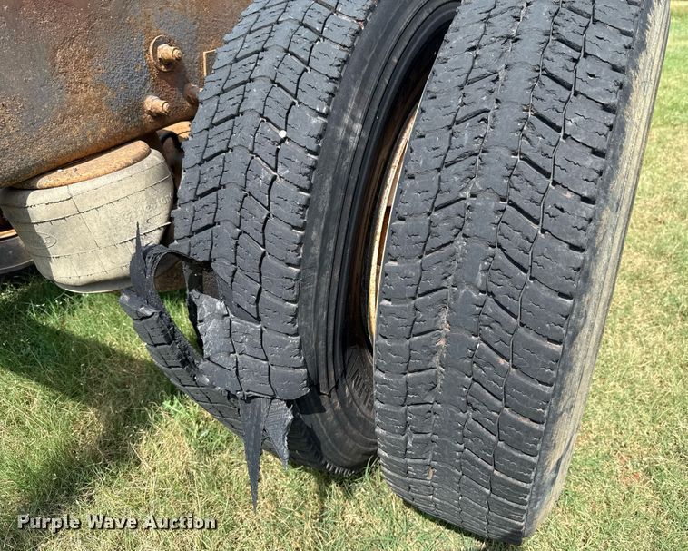 image for item HI9278 2007 Peterbilt 335 truck cab and chassis