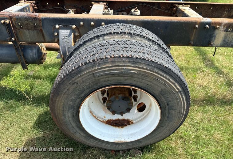 image for item HI9278 2007 Peterbilt 335 truck cab and chassis