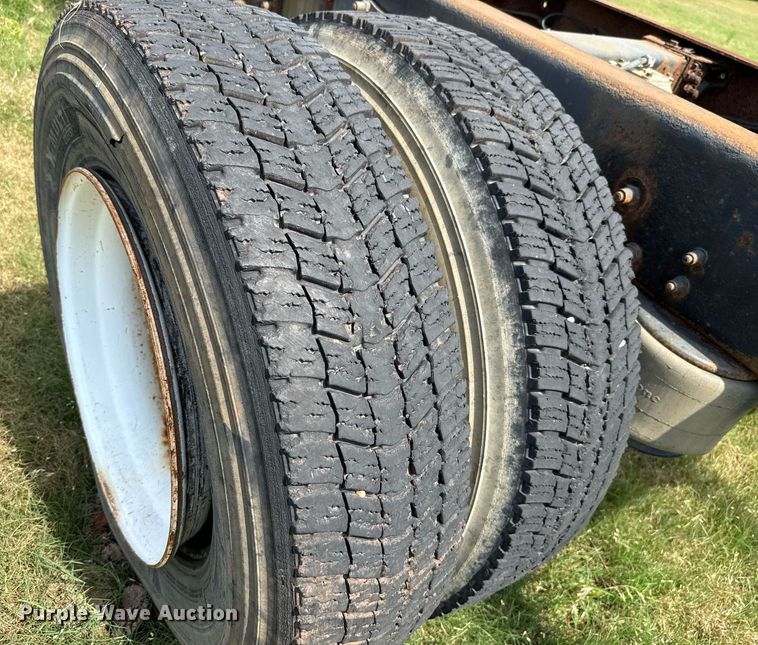 image for item HI9278 2007 Peterbilt 335 truck cab and chassis