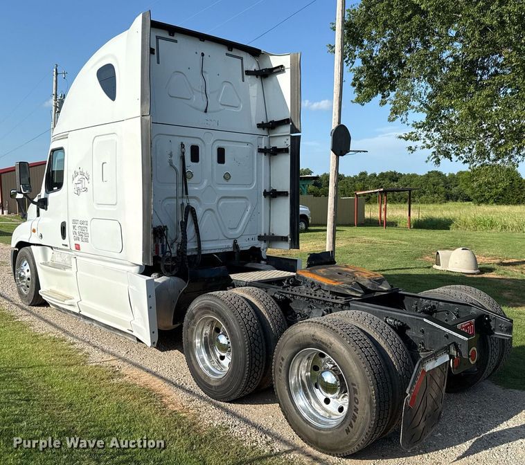 image for item HI9284 2016 Freightliner Cascadia 125 semi truck