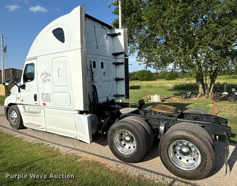 image for item HI9284 2016 Freightliner Cascadia 125 semi truck