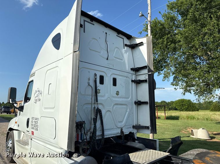 image for item HI9284 2016 Freightliner Cascadia 125 semi truck