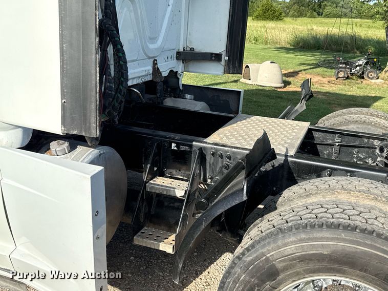 image for item HI9284 2016 Freightliner Cascadia 125 semi truck