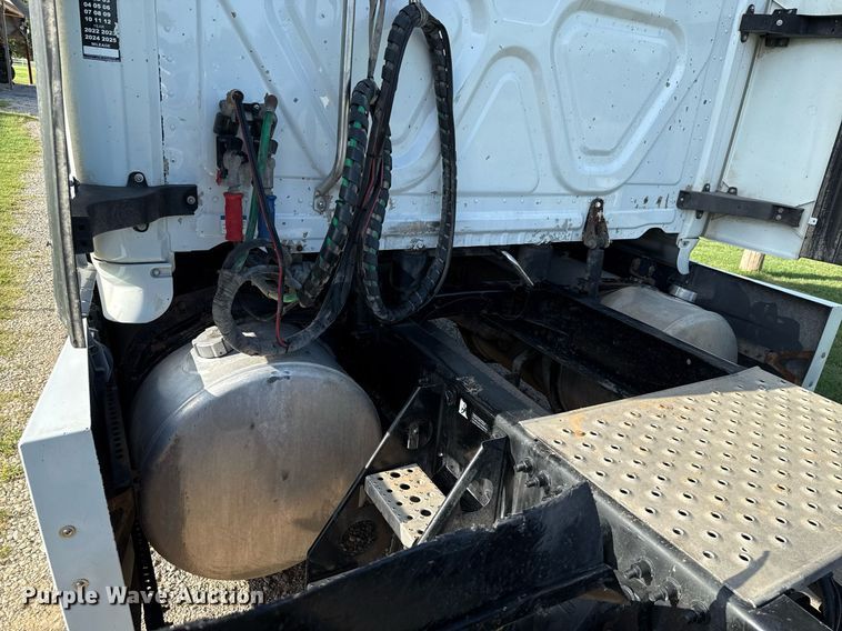 image for item HI9284 2016 Freightliner Cascadia 125 semi truck