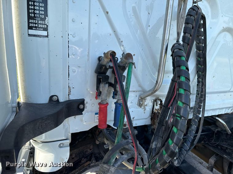 image for item HI9284 2016 Freightliner Cascadia 125 semi truck