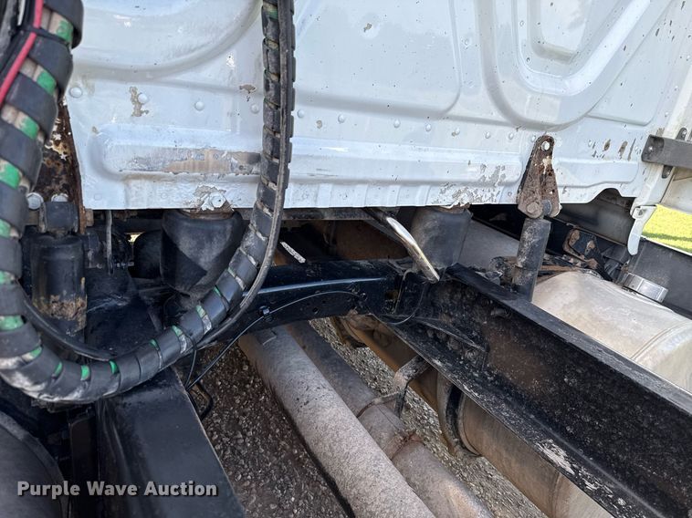 image for item HI9284 2016 Freightliner Cascadia 125 semi truck