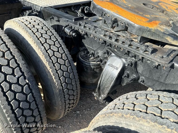 image for item HI9284 2016 Freightliner Cascadia 125 semi truck