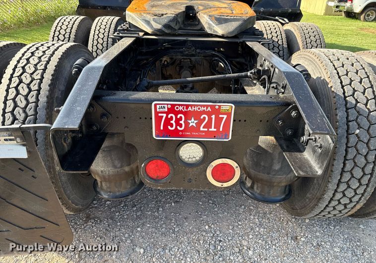 image for item HI9284 2016 Freightliner Cascadia 125 semi truck