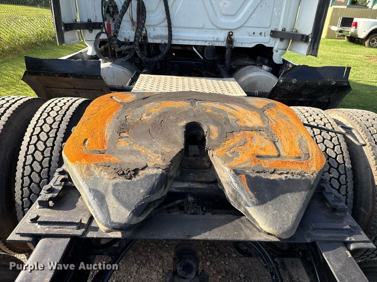 image for item HI9284 2016 Freightliner Cascadia 125 semi truck