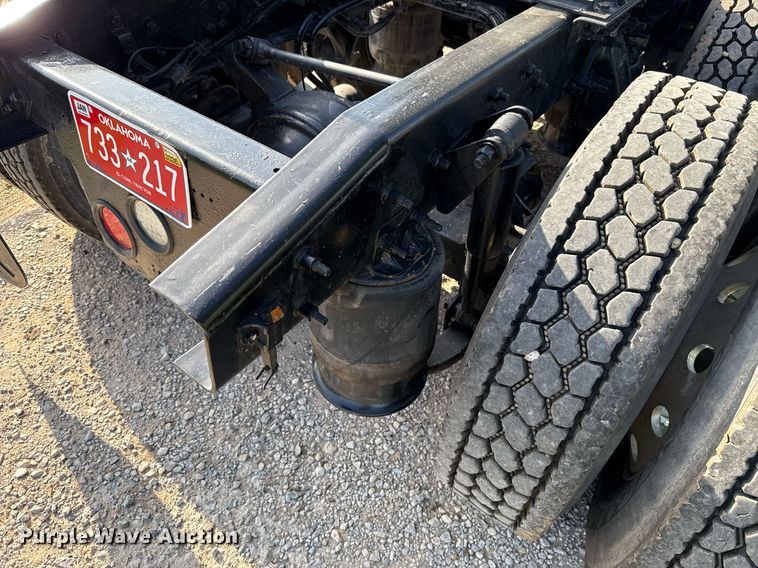 image for item HI9284 2016 Freightliner Cascadia 125 semi truck