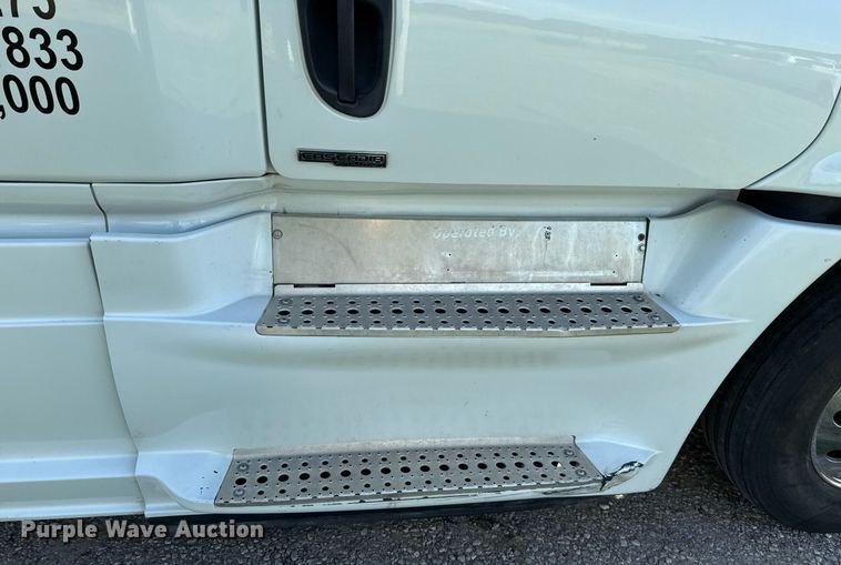 image for item HI9284 2016 Freightliner Cascadia 125 semi truck