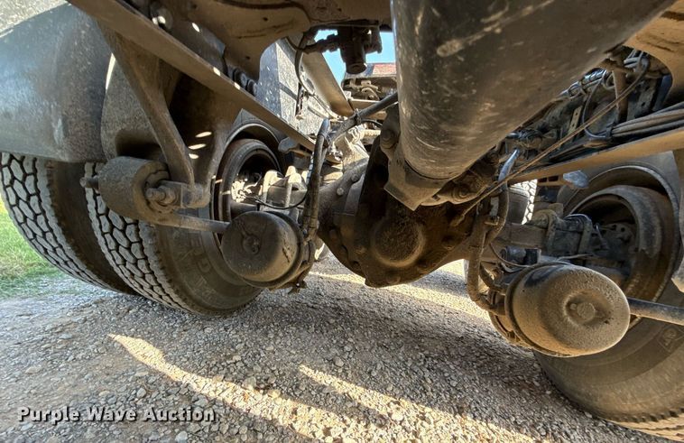 image for item HI9284 2016 Freightliner Cascadia 125 semi truck