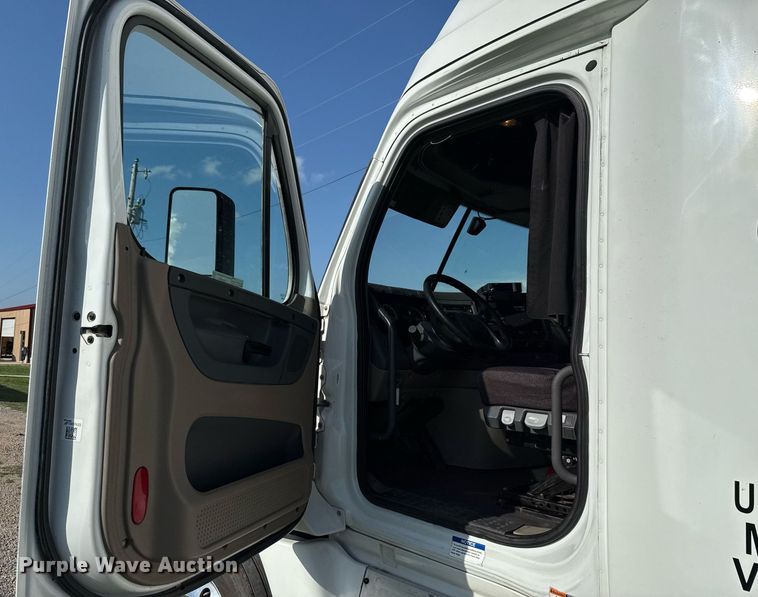 image for item HI9284 2016 Freightliner Cascadia 125 semi truck