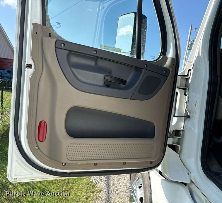 image for item HI9284 2016 Freightliner Cascadia 125 semi truck