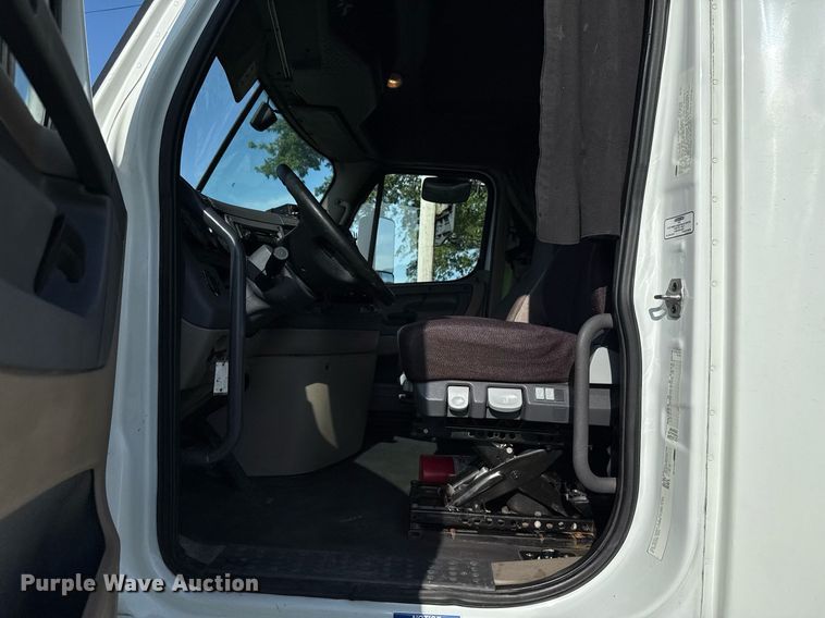 image for item HI9284 2016 Freightliner Cascadia 125 semi truck