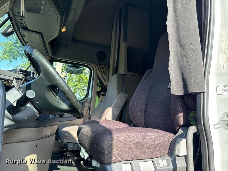 image for item HI9284 2016 Freightliner Cascadia 125 semi truck